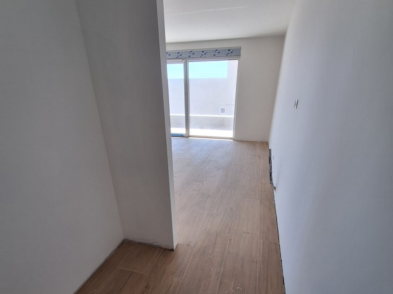 Prázdny byt pripravený na nasťahovanie s drevenými podlahami a oknom na balkón v Chorvátsku, ponúka Panorama Scouting