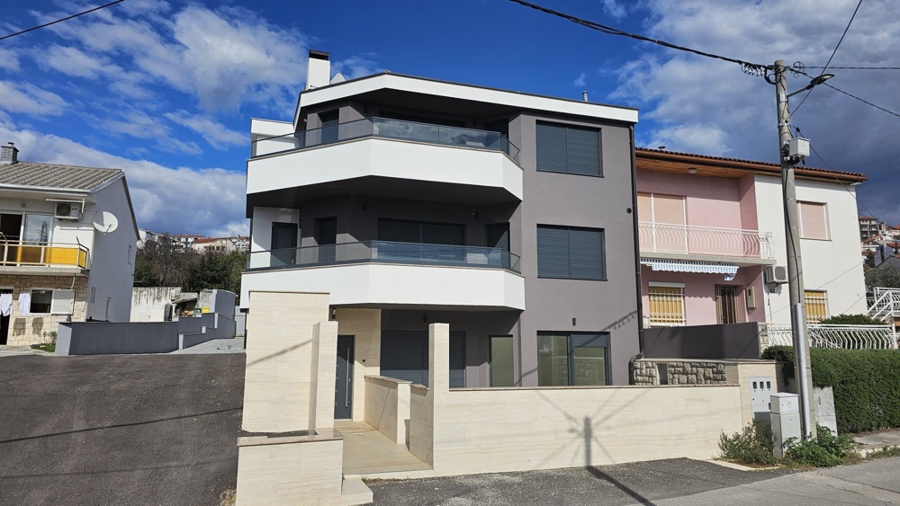 Vonkajší pohľad na moderný byt na predaj v Crikvenici, Kvarnerský záliv, s viacerými poschodiami a balkónmi