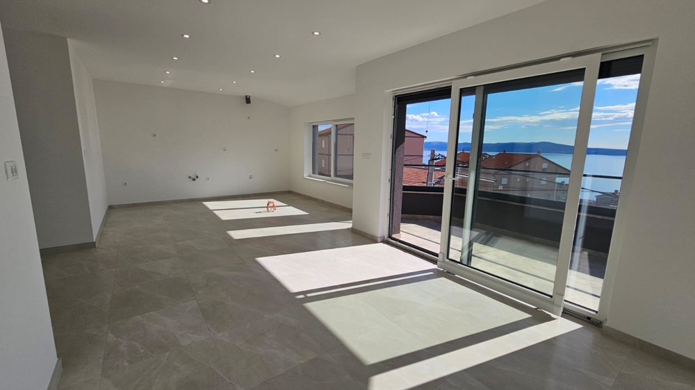 Slnečná obývačka na predaj bytu v Crikvenici s prístupom na balkón a výhľadom na pobrežie