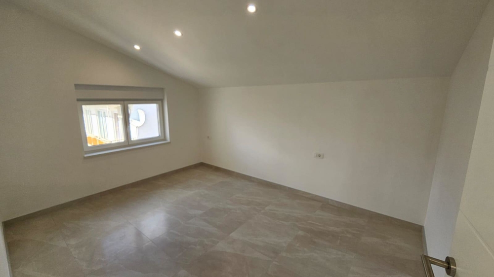 Veľká spálňa v byte na predaj v Kvarnerskom zálive, Crikvenica, s prirodzeným svetlom a stropnými svetlami