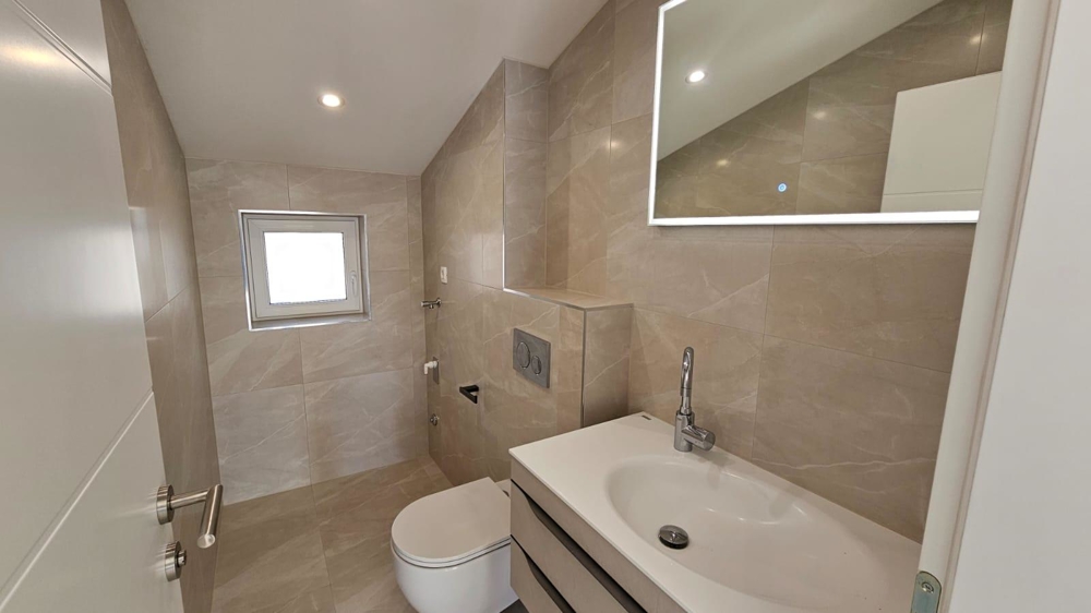 Moderná kúpeľňa so sprchovacím kútom v byte na predaj v Crikvenici, Kvarnerský záliv, Chorvátsko