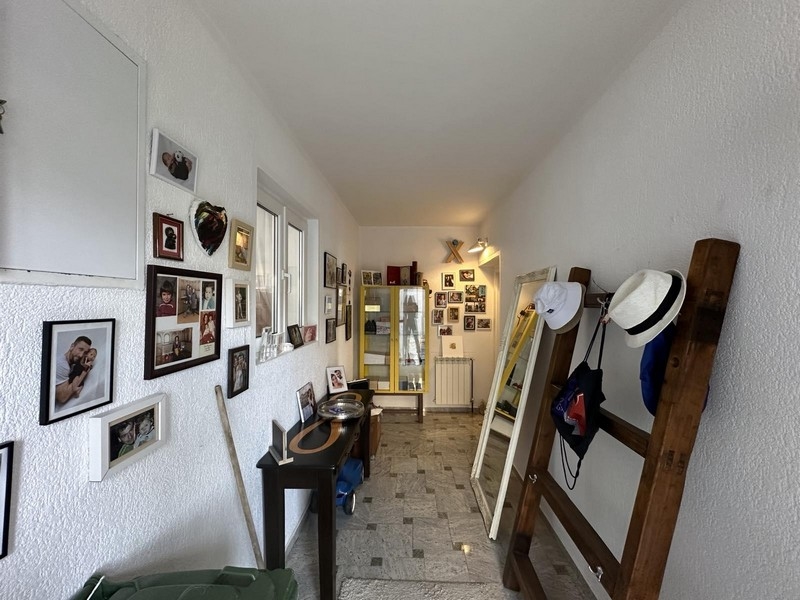 Predsieň s fotostenou a zrkadlom, časť bytu na predaj v Tisne, Chorvátsko