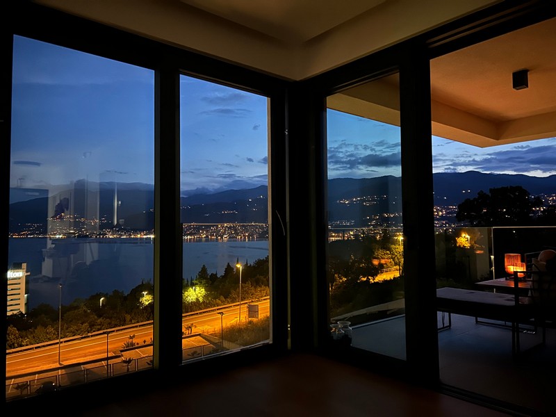 Nočný pohľad z balkóna apartmánu v Rijeke s výhľadom na osvetlené pobrežie.