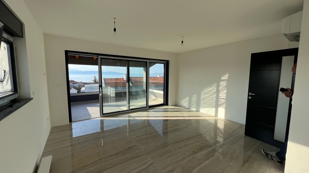 Svetlá obývacia izba s priamym vstupom na terasu, charakteristická pre chorvátske nehnuteľnosti.