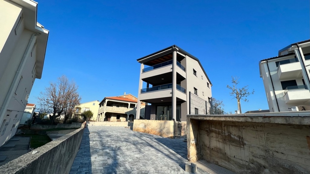 Spevnený prístup k novej budove, vlastnosť vysokokvalitnej nehnuteľnosti na ostrove Krk.
