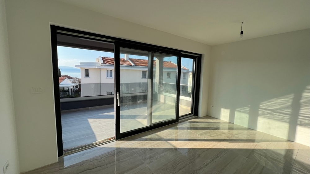 Obývacia izba s priamym vstupom na terasu zdôrazňuje otvorený pocit priestoru na ostrove Krk.