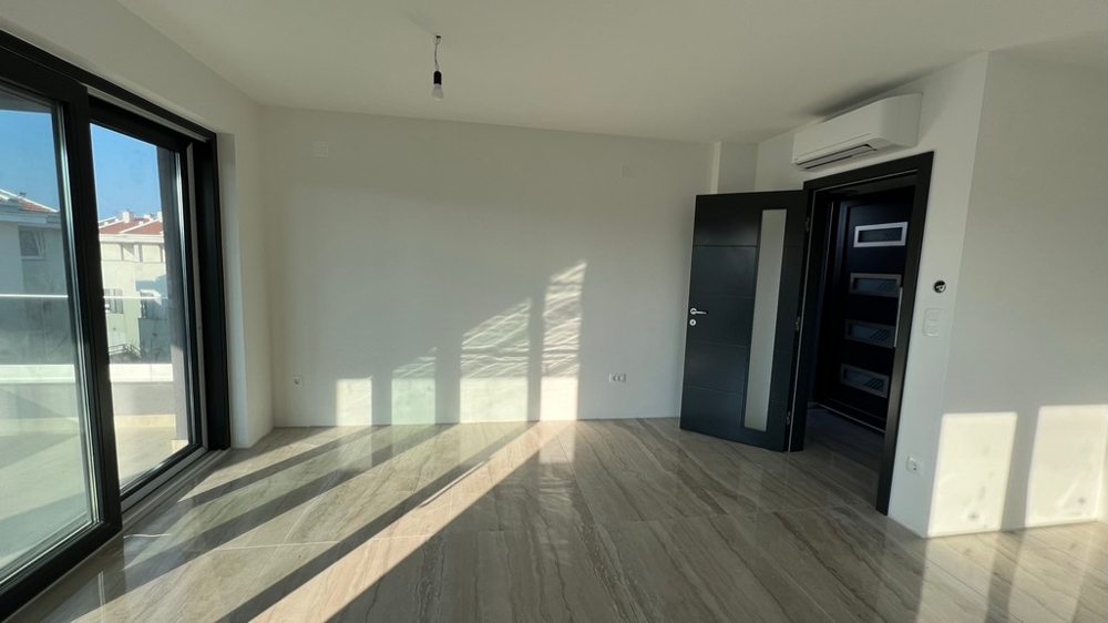 Spálňa s výhľadom sprostredkúva pocit pokoja a exkluzivity nehnuteľnosti na ostrove Krk.