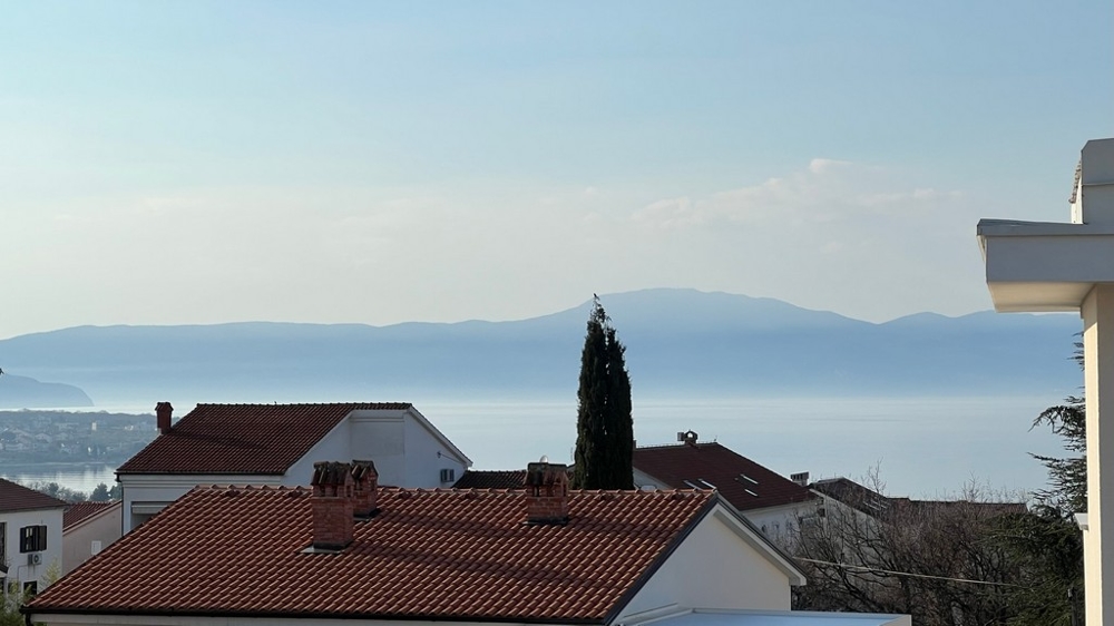 Panoramatický výhľad na pobrežie, podčiarkujú privilegovanú polohu nehnuteľnosti na ostrove Krk.