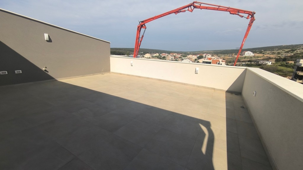 Nehnuteľnosti v Chorvátsku: Široký uhol záberu terasy prístrešku, nehnuteľnosti Chorvátsko s výhľadom na more a čiastočným výhľadom na červený žeriav.