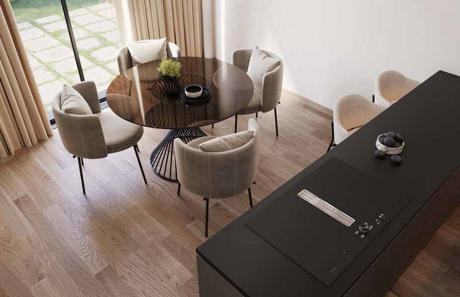 Elegantná jedáleň s okrúhlym dreveným stolom a pohodlnými stoličkami v otvorenej obývacej izbe s výhľadom do záhrady cez okná od podlahy až po strop - Chorvátsko nehnuteľnosť, byty na predaj na ostrove Krk.