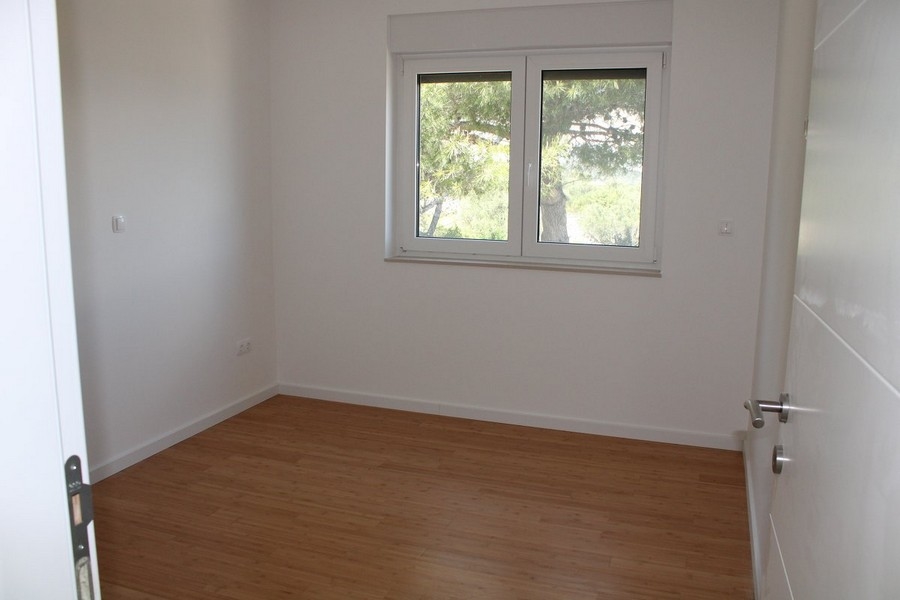 Spálňa s drevenou podlahou.