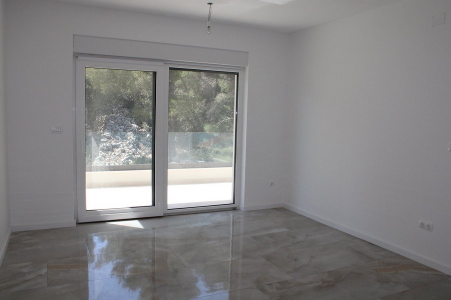 Obývacia izba a výhľad na terasu.