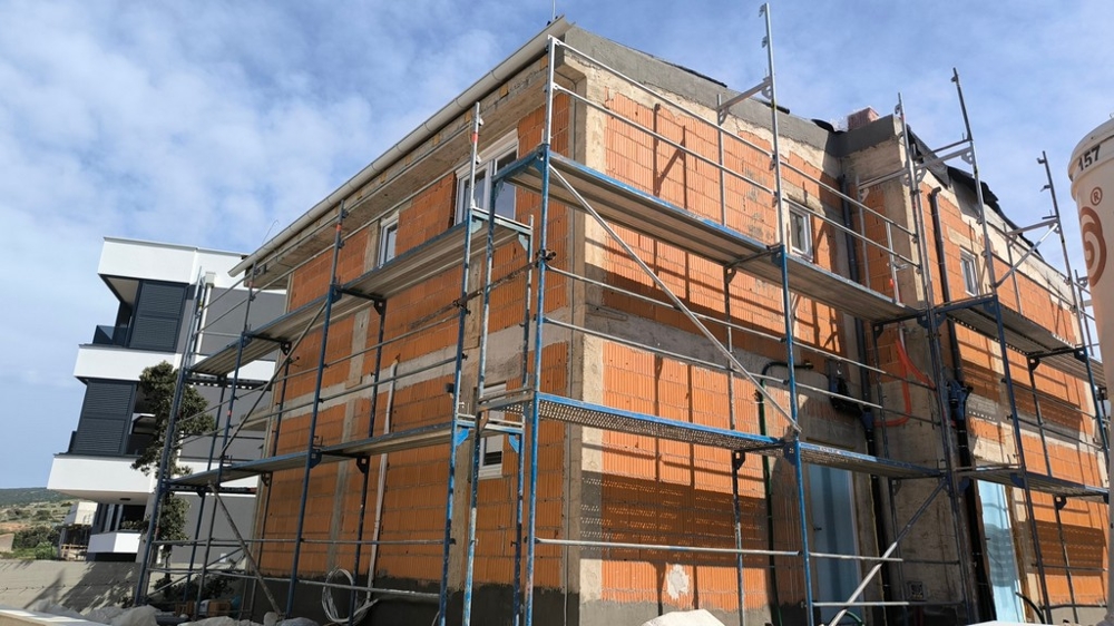 Pohľad na škrupinu nehnuteľnosti A3281 v Chorvátsku, ostrov Pag.