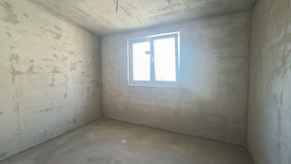Prázdna izba s oknom v rozostavanom byte, nehnuteľnosť v Chorvátsku