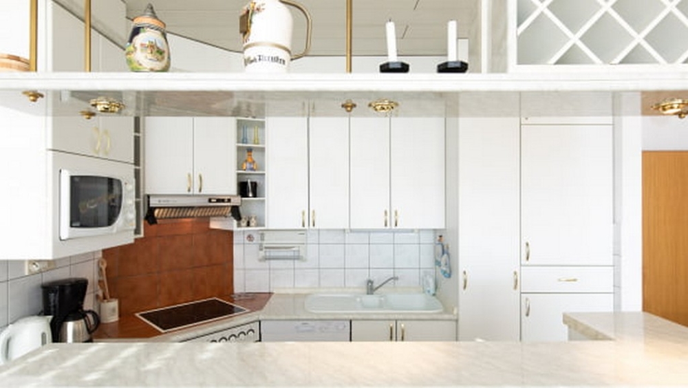 Nehnuteľnosti Chorvátsko, Baška, Ostrov Krk Predám byt, kuchyňu s bielymi skriňami a elektrospotrebičmi