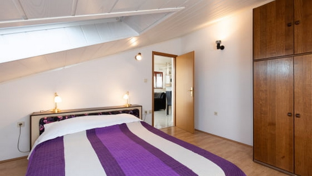 Nehnuteľnosti Chorvátsko, Baška, Ostrov Krk Byt na predaj, spálňa s manželskou posteľou