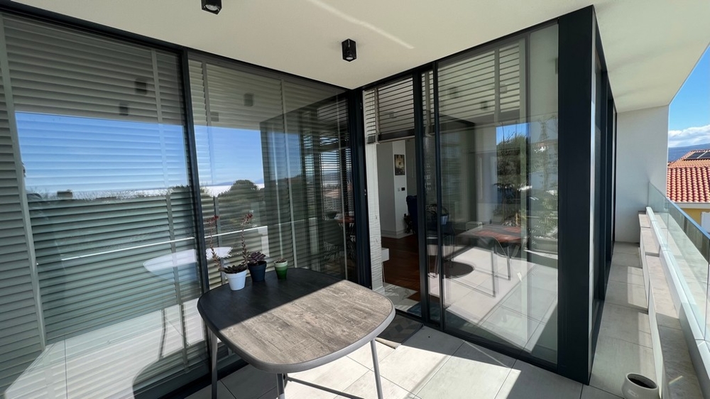 Nehnuteľnosti Chorvátsko, Mesto Krk, Ostrov Krk Byt na predaj - rohový balkón