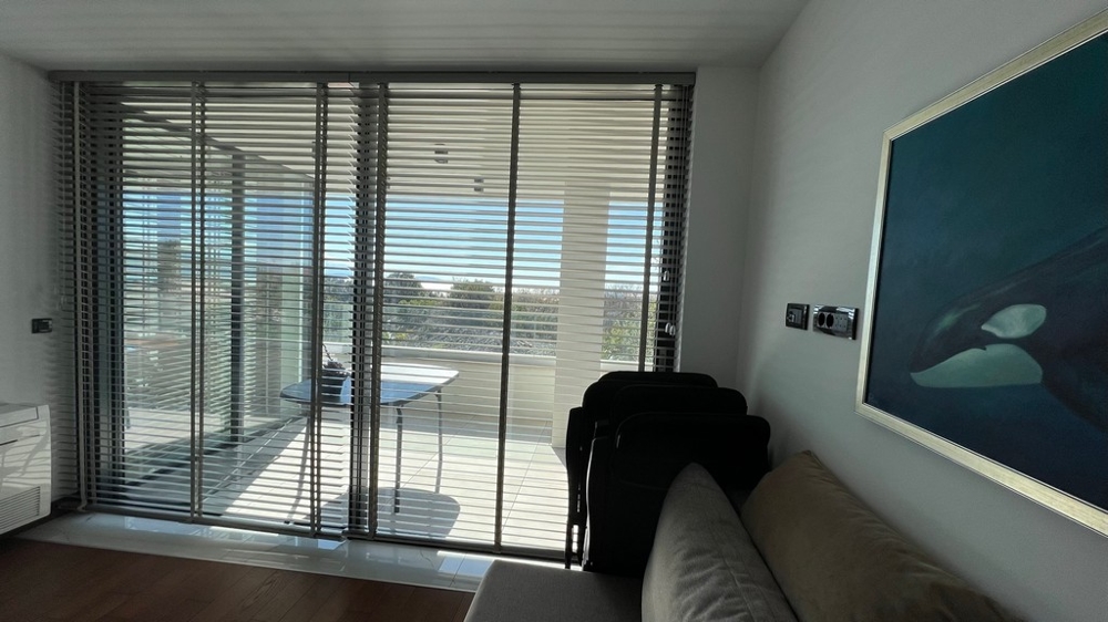 Nehnuteľnosti Chorvátsko, Mesto Krk, Ostrov Krk Byt na predaj - obývačka s terasovými dverami