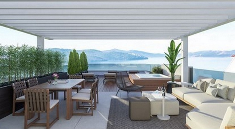 Moderná architektúra nového apartmánu s výhľadom na more v Okrug Gornji, obklopený sviežou krajinou