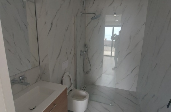 Kúpeľňa nehnuteľnosti A3291, ponúkaná na predaj v Chorvátsku.