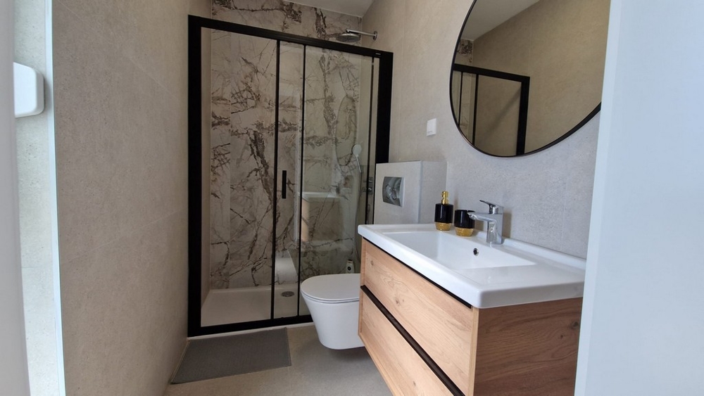 Kúpeľňa apartmánu v Novalji, ostrov Pag, s moderným vybavením a mramorovou sprchou, chorvátska nehnuteľnosť