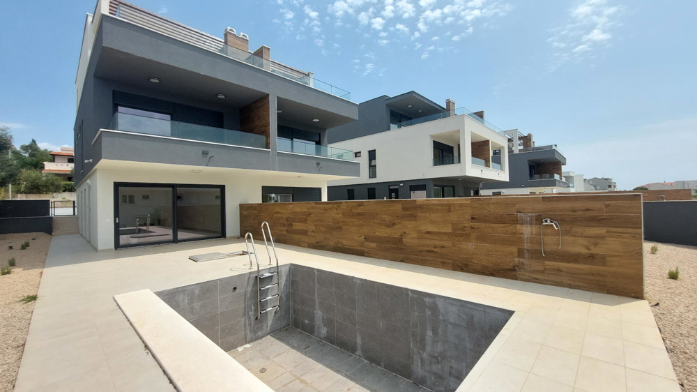 Panorama Scouting A3294 - Nehnuteľnosti Chorvátsko: Pohľad na more a ostrovy v pozadí, s oranžovými strechami domov v popredí