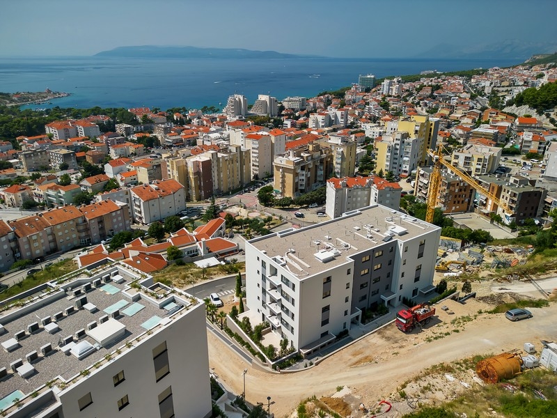 Nehnuteľnosti v Chorvátsku, Makarska, apartmán s výhľadom na more: Letecký pohľad na nové obytné budovy s výhľadom na more