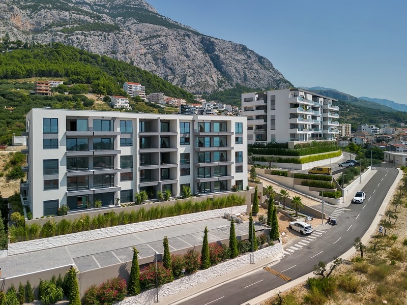 Nehnuteľnosti v Chorvátsku, Makarska, apartmán s výhľadom na more: Letecký pohľad na moderný rezidenčný komplex s horou v pozadí