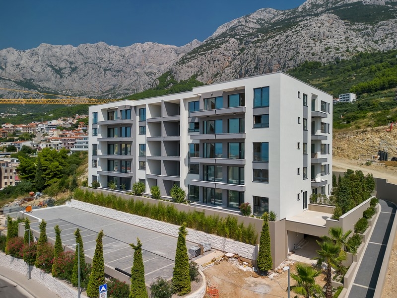 Nehnuteľnosti v Chorvátsku, Makarska, apartmán s výhľadom na more: Detailný záber moderného, ​​bieleho obytného domu
