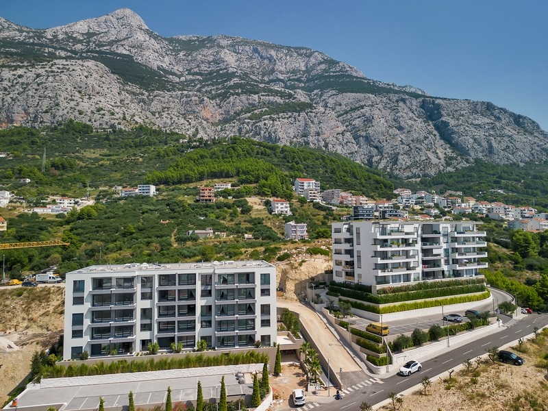 Nehnuteľnosti v Chorvátsku, Makarska, apartmán s výhľadom na more: Letecký pohľad na dve moderné obytné budovy pozdĺž ulice