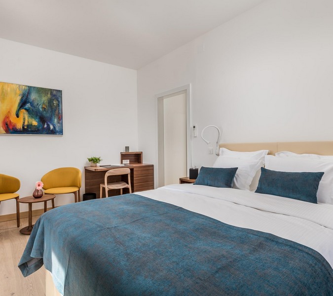 Moderná spálňa s pracovným kútom