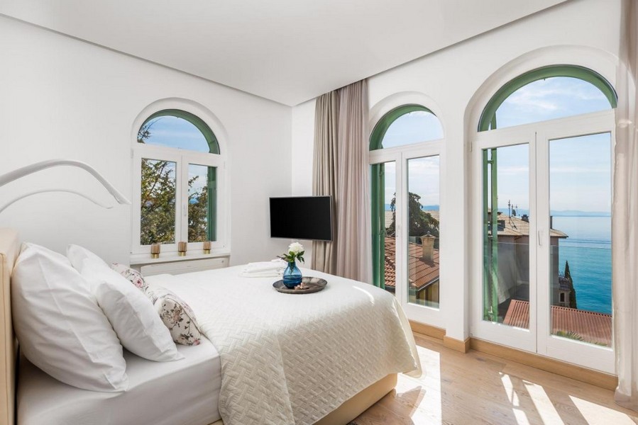 Spálňa s balkónom a výhľadom na more