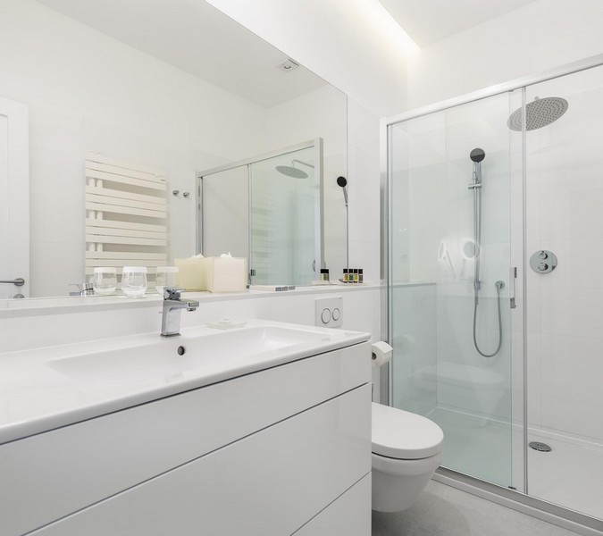 Moderná kúpeľňa so skleneným sprchovacím kútom