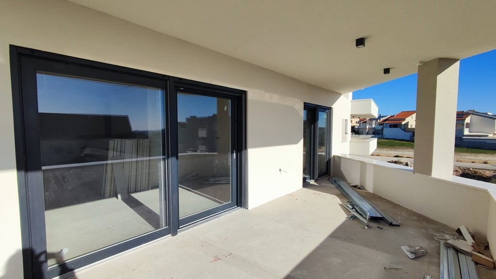 Nedokončená izba s dvoma veľkými oknami s výhľadom na more