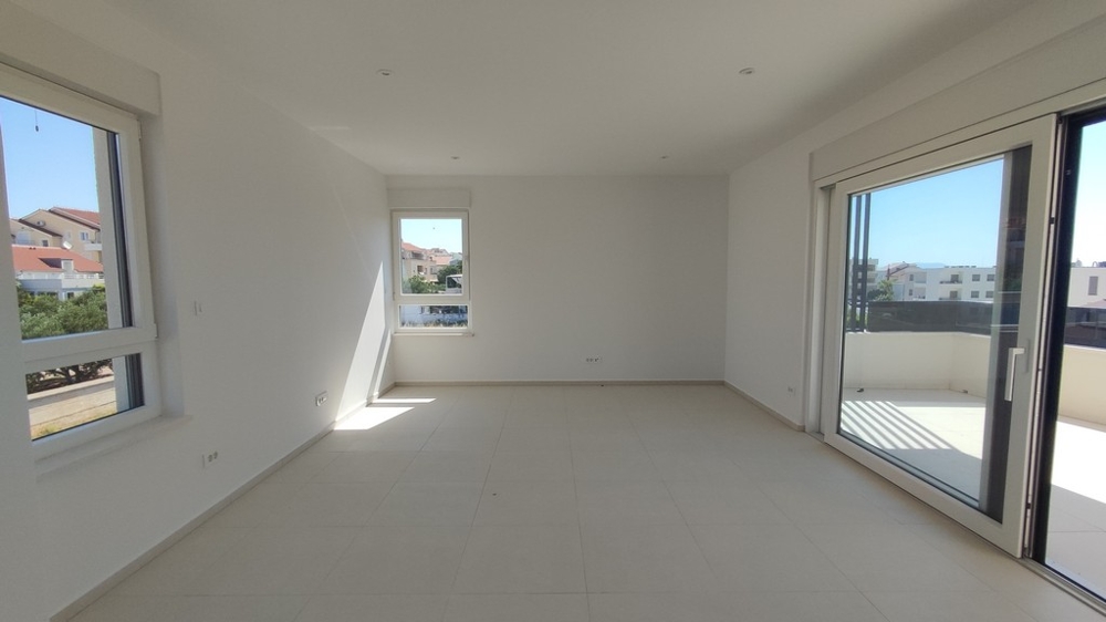 Nedokončená izba s prístupom na balkón a výhľadom na more