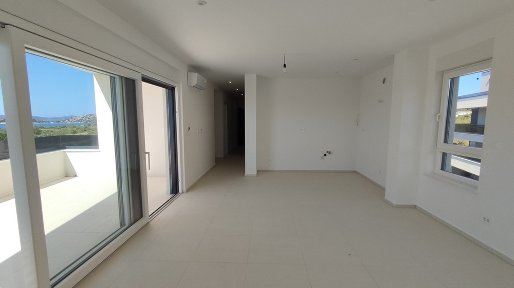 Nedokončená izba s dvoma oknami a výhľadom na more