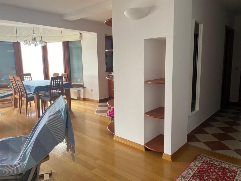 Dobre osvetlená chodba vedúca do rôznych izieb v apartmáne Croatia.