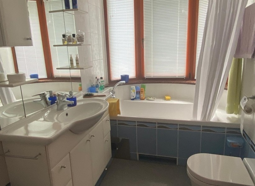 Moderná kúpeľňa s vaňou a prirodzeným svetlom v apartmáne Croatia.