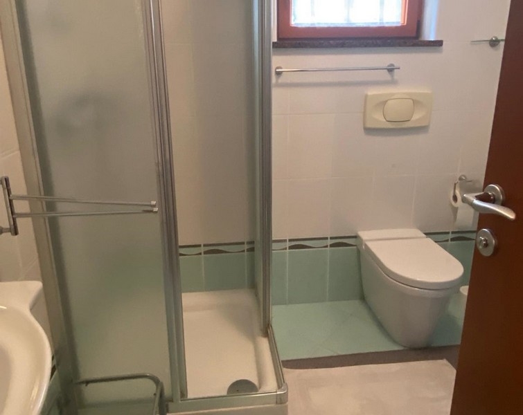 Druhá kúpeľňa so sprchovacím kútom v objekte Chorvátsko, Opatija.