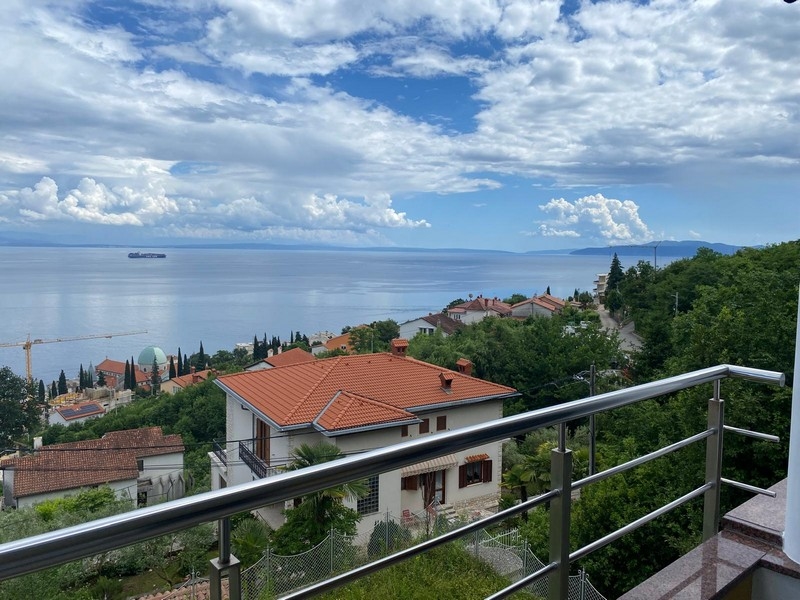 Nádherný výhľad na more z apartmánu v Opatiji v Chorvátsku.