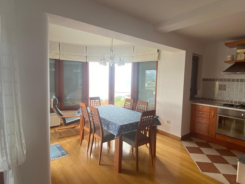 Otvorený obývací priestor s prístupom na terasu v chorvátskej nehnuteľnosti, Opatija.