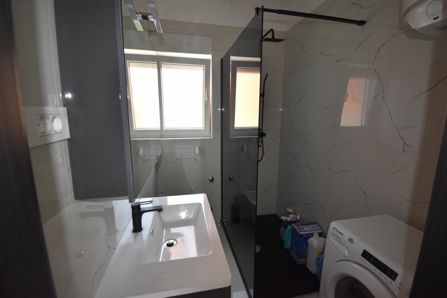 Moderný dizajn kúpeľne so všetkým komfortom, ktorý nájdete v realitách v Chorvátsku