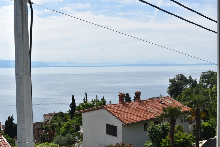 Pohľad z balkóna ukazuje more a okolie, zvýraznenie nehnuteľnosti Chorvátsko