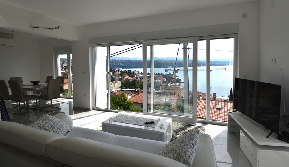 Obývacia izba s panoramatickým výhľadom na more ukazuje krásu nehnuteľností v Chorvátsku