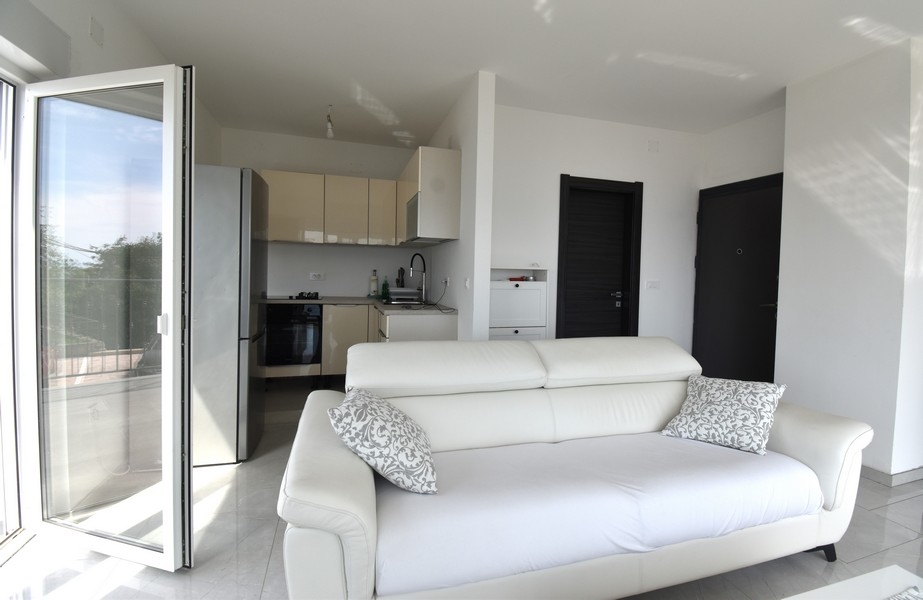 Otvorená kuchyňa a obývací priestor s výhľadom na Jadranské more, chorvátska nehnuteľnosť