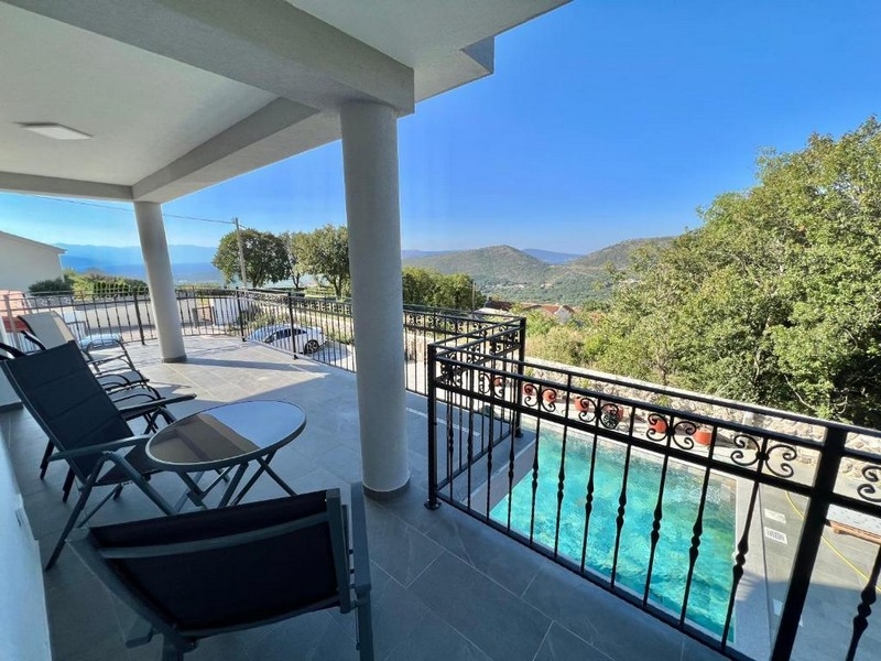 Nehnuteľnosť Chorvátsko, apartmán s výhľadom na more, priestranná terasa s výhľadom