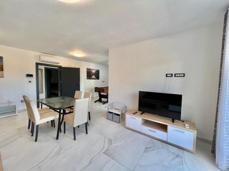 Nehnuteľnosť Chorvátsko, apartmán s výhľadom na more, obývacou izbou a jedálenským kútom