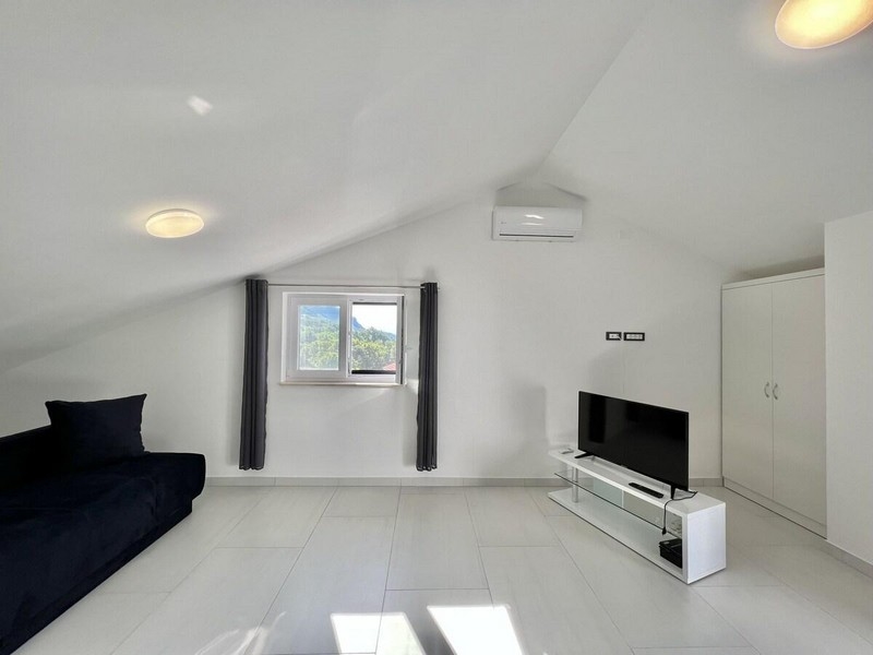 Obývacia izba s pohovkou a televízorom