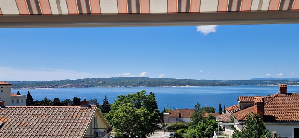 Apartmány s výhľadom na more v Chorvátsku - kuchyňa a jedálenský kút v rustikálnom štýle