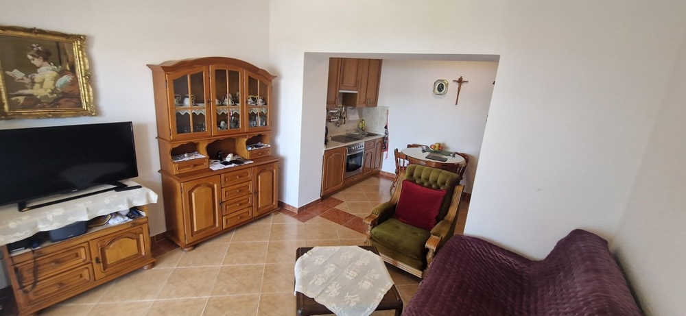 Apartmány s výhľadom na more v Chorvátsku - obývacia izba s prístupom na balkón a výhľadom na more